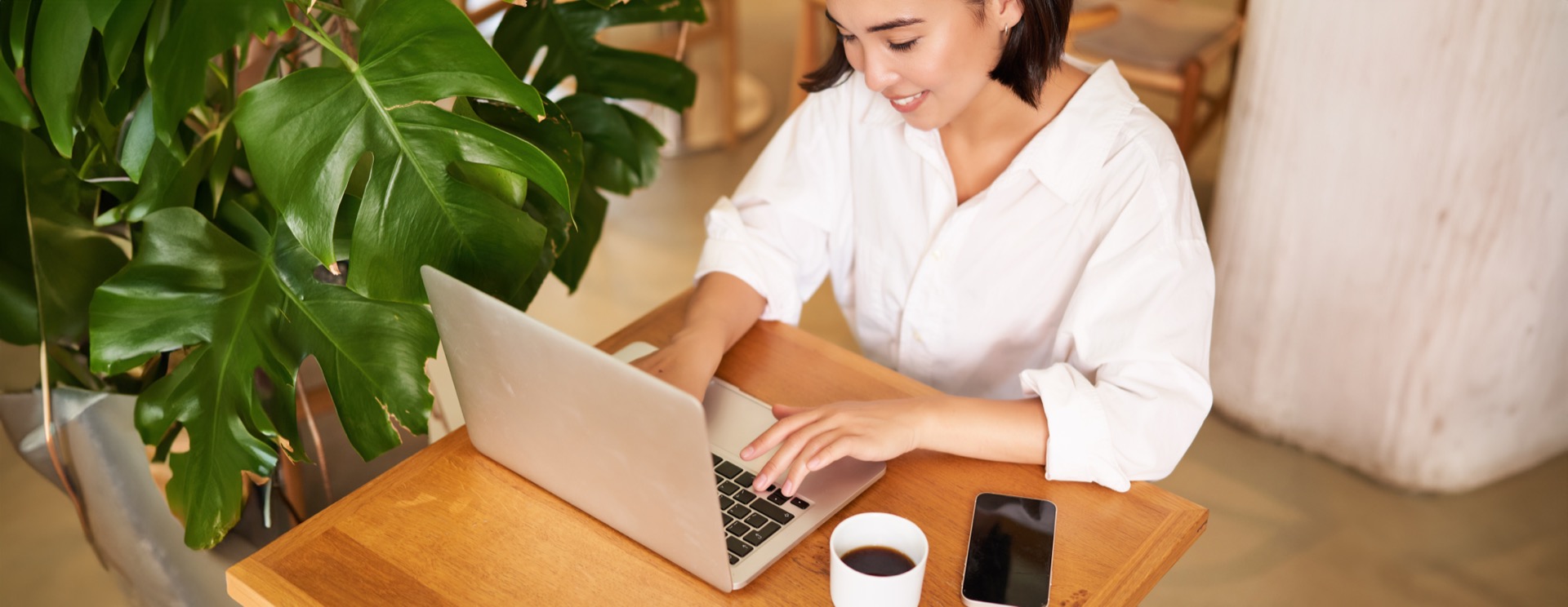 Indépendante travaillant depuis un café avec son nouveau site